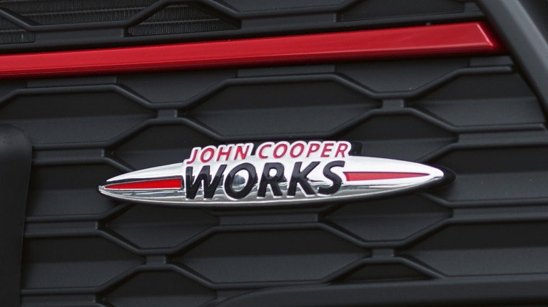 MINI John Cooper Works Clubman – sprednja maska – značka JCW