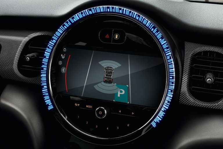 MINI Connected – zaslon na dotik – informativno-razvedrilni sistem