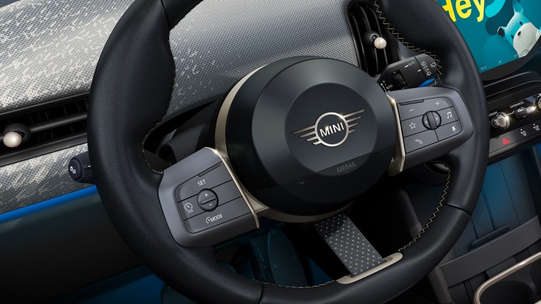 MINI Cooper 5-vratni – notranjost – volan originalne velikosti